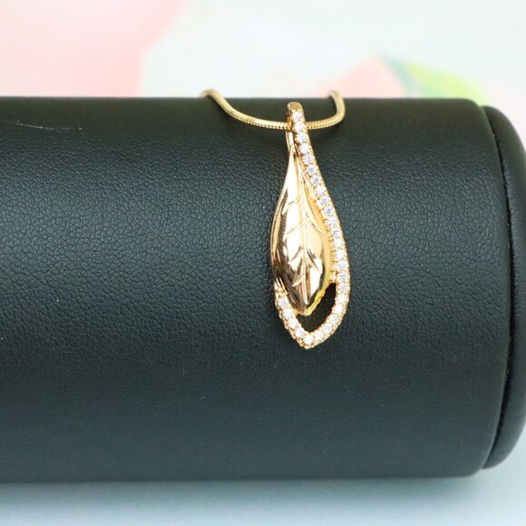 "Elegant Rose Gold Leaf Pendant with Crystal Accents, XPPT1581 - Picture 13 of 13